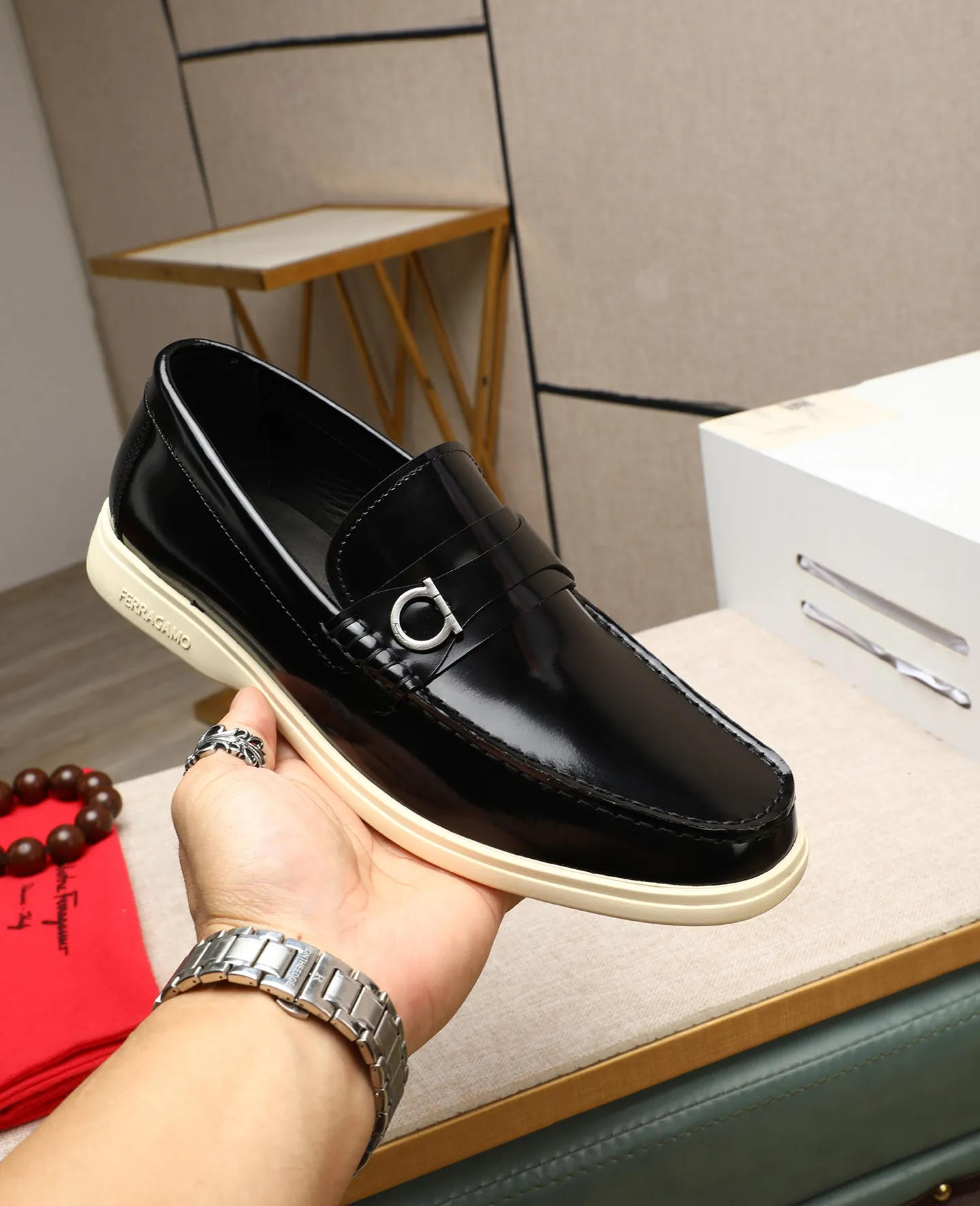 Men's shoes 💰580 📛📛(water-dyed cow lining) Salvatore Ferragamo high-end (Salvatore Ferragamo) is the top international luxury footwear brand. It comes from the fashion kingdom of Italy. It is famous all over the world for its traditional handmade design and novel styles... 🚶🏻🚶🏻New suit shoes are available simultaneously at the counter. This style is purely handmade. The fabric is imported Italian calfskin➕Soft water-dyed cowhide lining. Original authentic outsole🌀🌀Size: 38➖44 (45 46 customized)